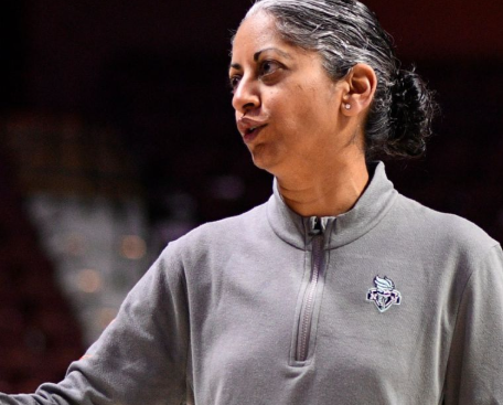 sonia-raman-menjadi-pelatih-pertama-yang-berdarah-india