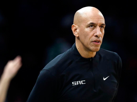 doug-christie-memantau-wasit-setelah-dikalahkan-lakers