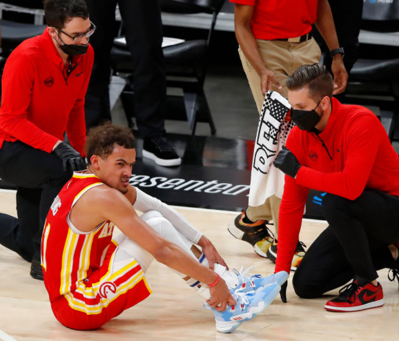 trae-young-mengalami-cedera-keseleo-lutut