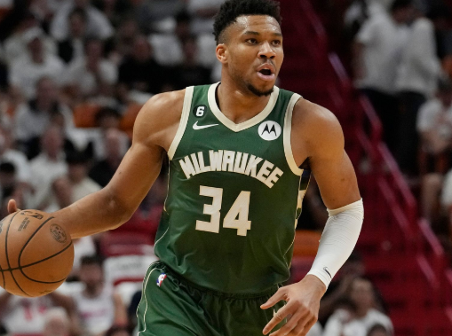 giannis-bicarakan-bagaimana-masa-depannya-di-bucks