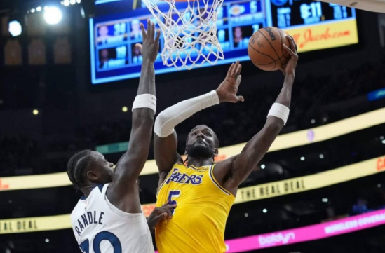 lakers-memakai-skill-hebat-deandre-ayton-dari-awal